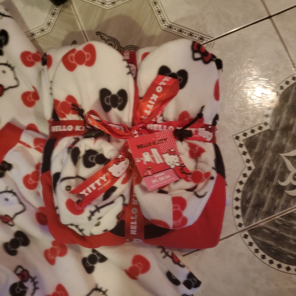 Hello Kitty Fleece PJ Set w.matching Slippers NEW - Picture 6 of 8